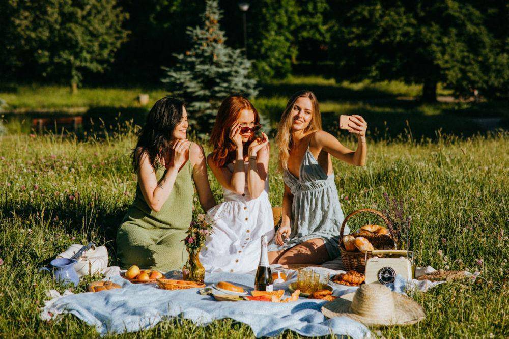 ilustrasi berfoto saat piknik (pexels.com/KoolShooters)