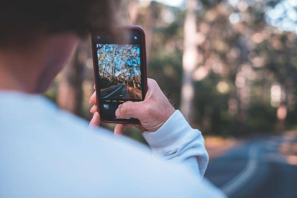 ilustrasi mengambil foto dengan handphone (pexels.com/Lachlan Ross)