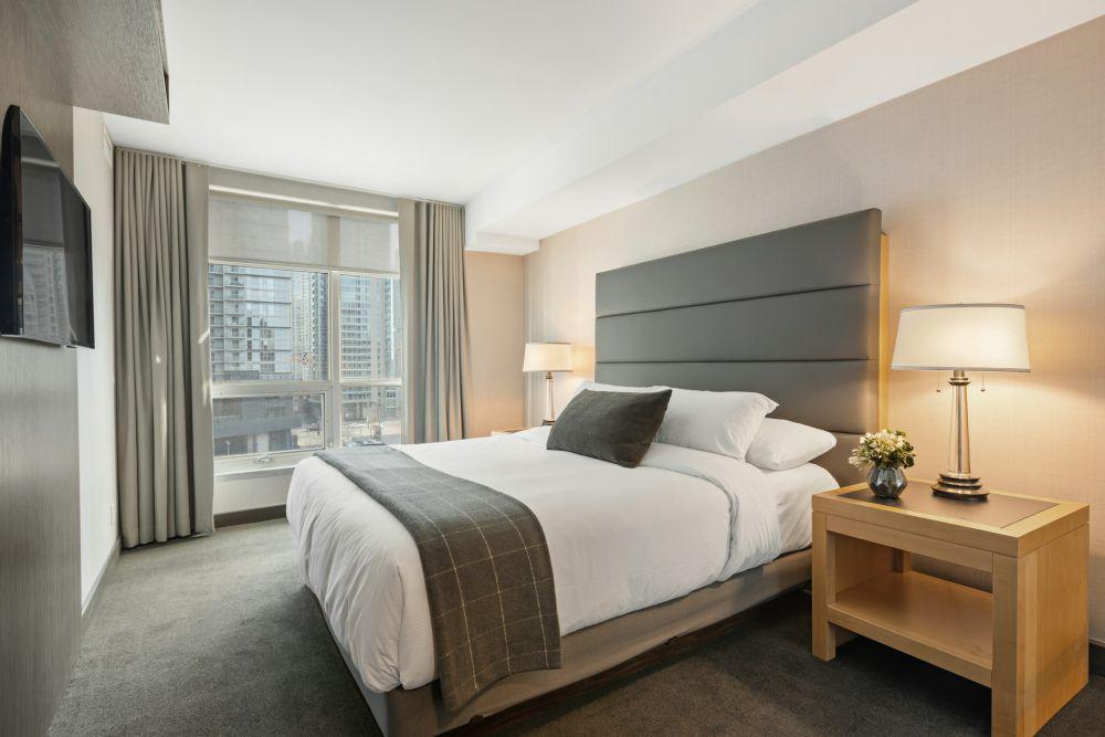 ilustrasi kasur hotel yang nyaman (unsplash.com/Point3D Commercial Imaging Ltd.)