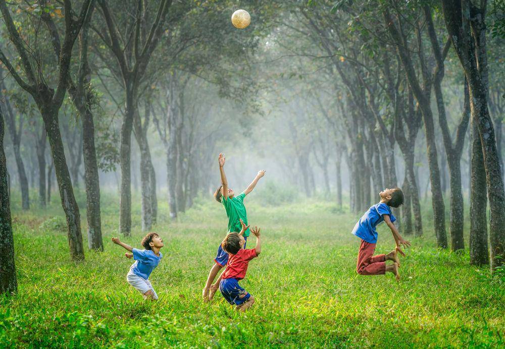 ilustrasi anak bermain (unsplash.com/Robert Collins)