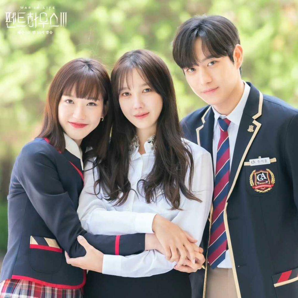 Han Ji Hyun, Lee Ji Ah, dan Kim Young Dae di drama The Penthouse: War in Life (instagram.com/sbsdrama.official)