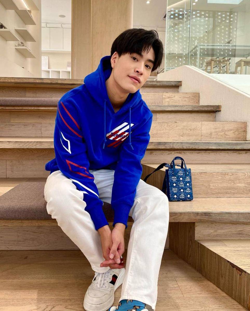 outfit pakai long pants putih ala Gemini Norawit (instagram.com/gemini_nt)