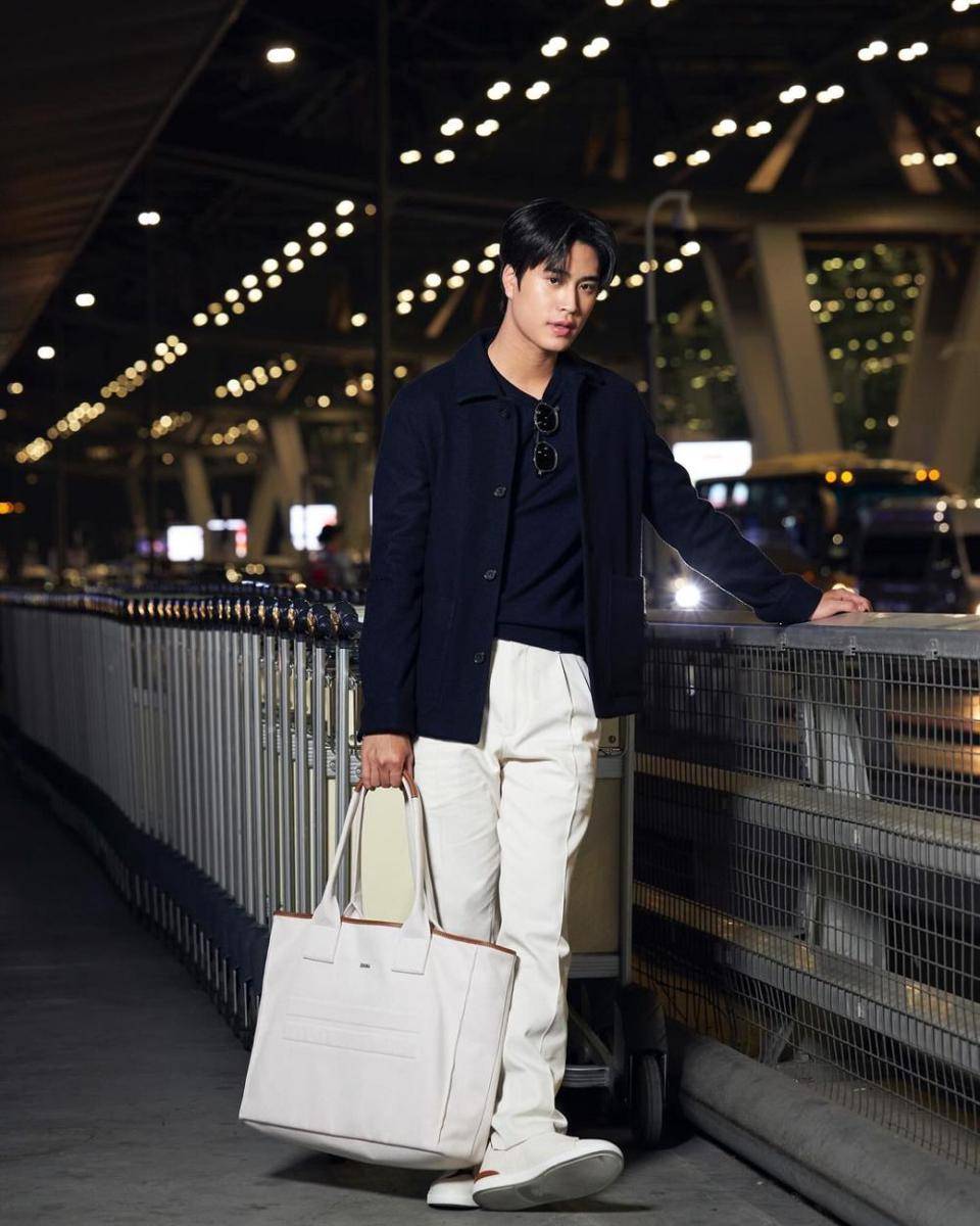 outfit pakai long pants putih ala Gemini Norawit (instagram.com/gemini_nt)