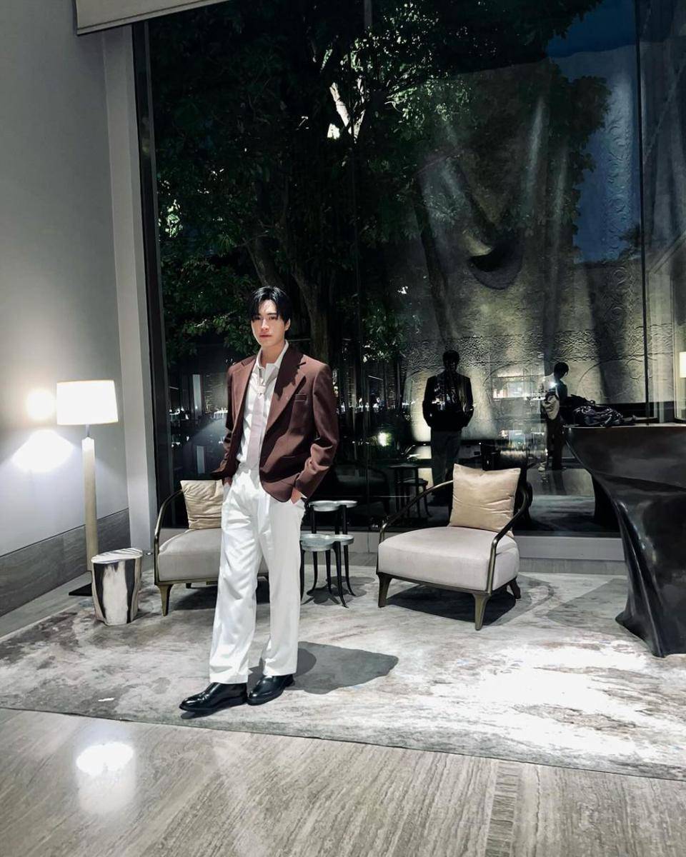 outfit pakai long pants putih ala Gemini Norawit (instagram.com/gemini_nt)