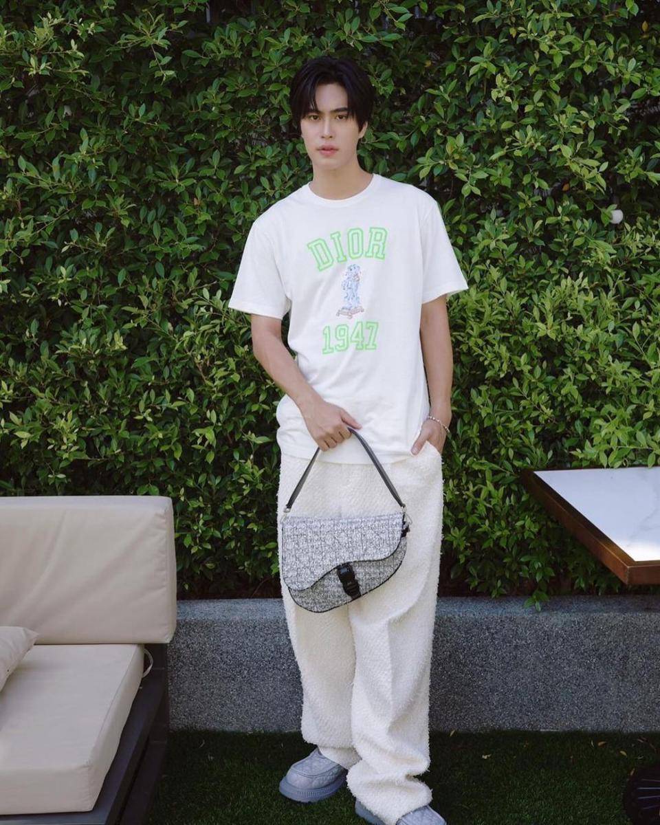 outfit pakai long pants putih ala Gemini Norawit (instagram.com/gemini_nt)