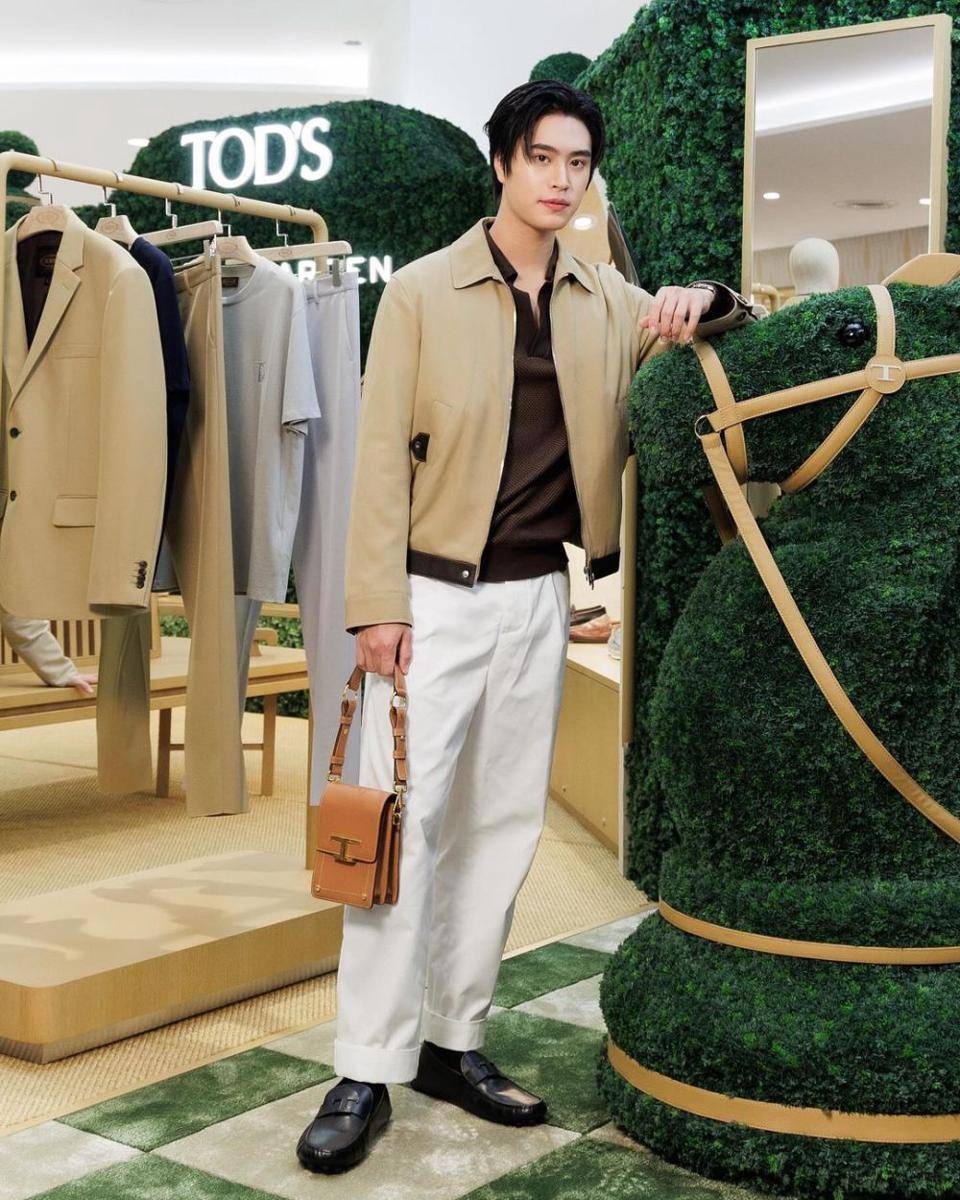 outfit pakai long pants putih ala Gemini Norawit (instagram.com/gemini_nt)