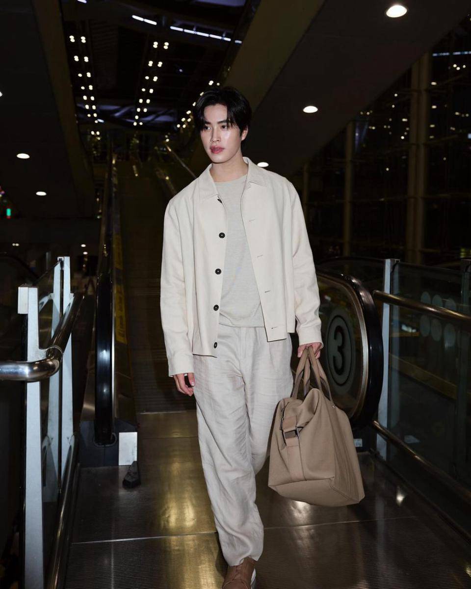 outfit pakai long pants putih ala Gemini Norawit (instagram.com/gemini_nt)