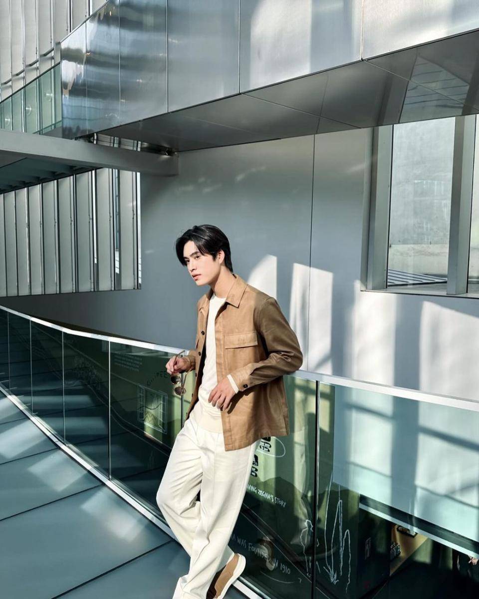 outfit pakai long pants putih ala Gemini Norawit (instagram.com/gemini_nt)