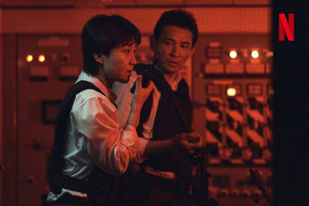 cuplikan Yum Jung Ah dan Hwang Jung Min di film Mission: Cross (instagram.com/netflixkr)