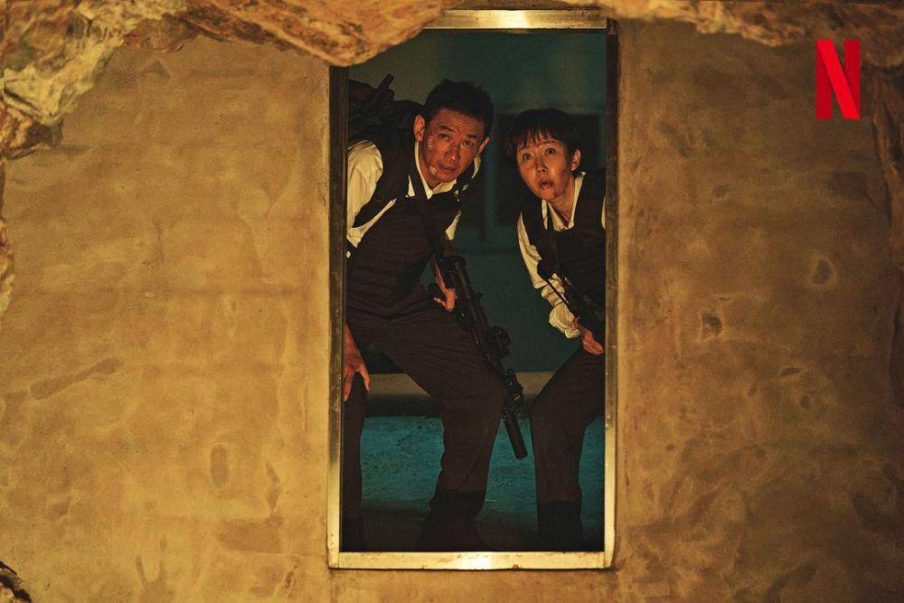 cuplikan Hwang Jung Min dan Yum Jung Ah di film Mission: Cross (instagram.com/netflixkr)