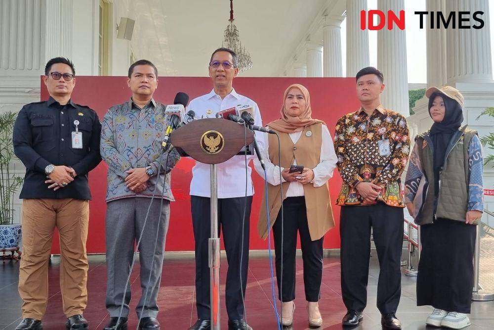 Kepala Sekretariat Presiden, Heru Budi Hartono (baju putih) bersama Komisioner KPU RI dan KPU DKI Jakarta (IDN Times/Ilman Nafi'an)