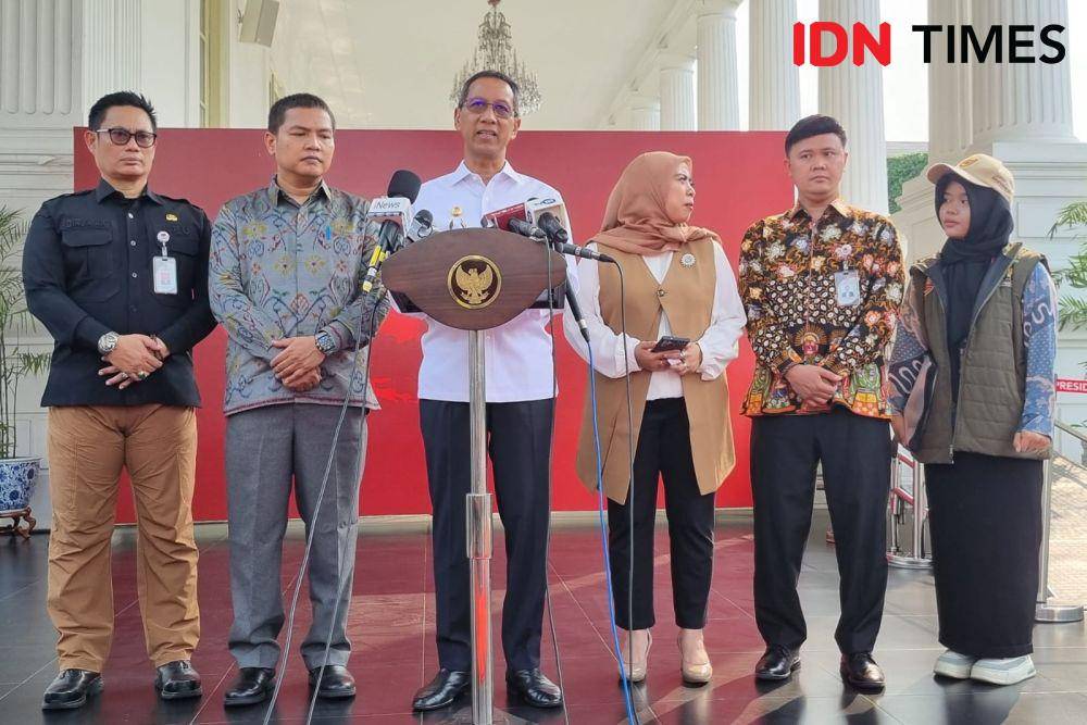 Kepala Sekretariat Presiden, Heru Budi Hartono (baju putih) bersama Komisioner KPU RI dan KPU DKI Jakarta (IDN Times/Ilman Nafi'an)