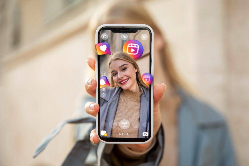 Ilustrasi wanita berfoto selfie (freepik.com/freepik)