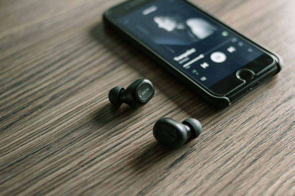 ilustrasi Spotify (Unsplash/Zarak Khan)