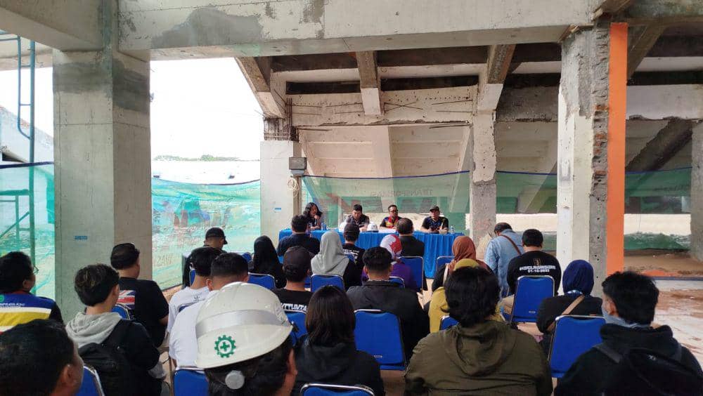 Pertemuan antara PT Waskita Karya dengan Keluarga Korban Tragedi Kanjuruhan. (IDN Times/Rizal Adhi Pratama)