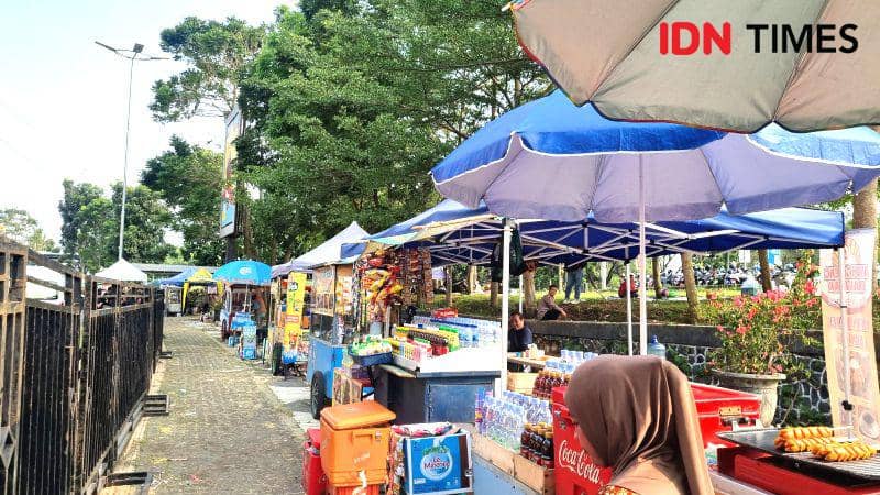 Ratusan pedagang berada di sekitar Stadion Si Jalak Harupat Kabupaten Bandung pada turnamen Piala Presiden. IDN Times/Debbie Sutrisno