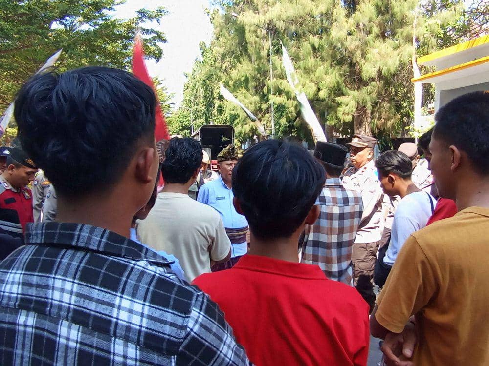 Massa aksi ARB saat menggelar orasinya di depan kantor Bupati Lotim (IDN Times/Ruhaili)