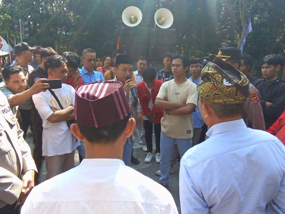 Massa ARB saat melakukan orasi di depan kantor Bupati Lotim (IDN Times/Ruhaili)