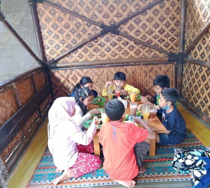 Rumah Makan Saung Oenyil (instagram.com/saung_oenyil)