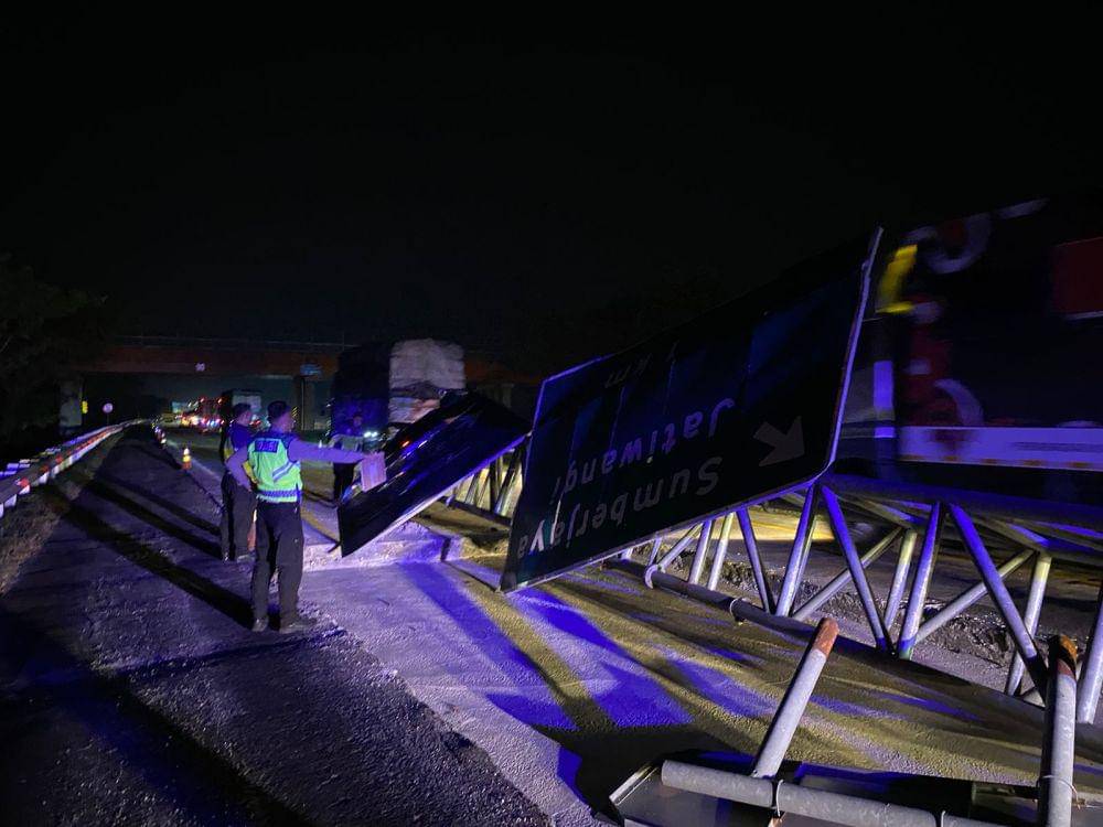 Tiang plang jalan yang ditabrak bus rombongan dosen Unpam Tangsel (Dok. Istimewa)