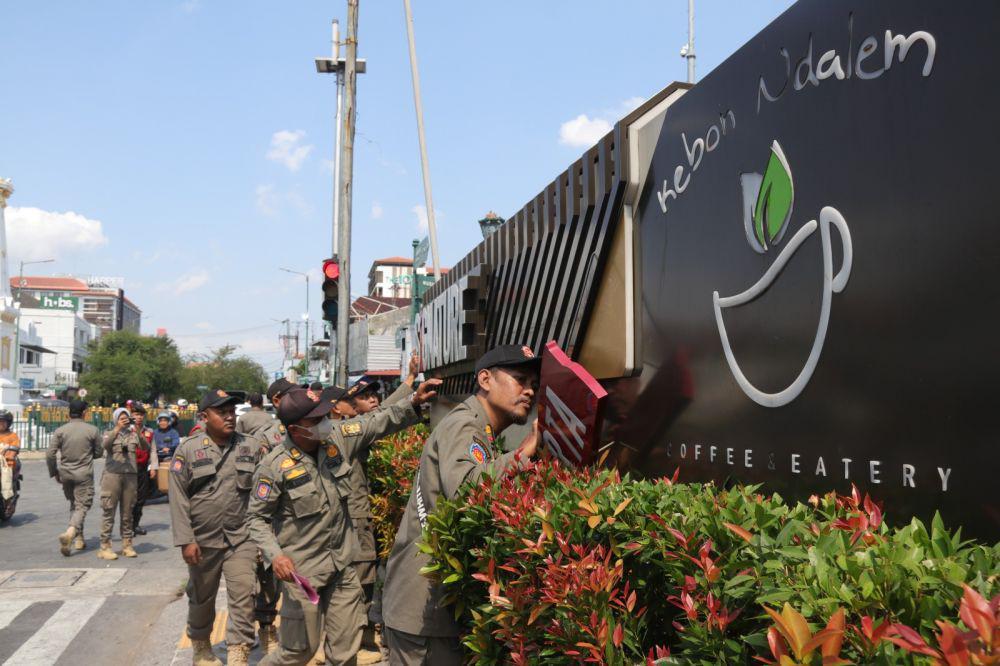 Langgar Aturan Kawasan Sumbu Filosofi, Satpol PP Jogja Bongkar Reklame