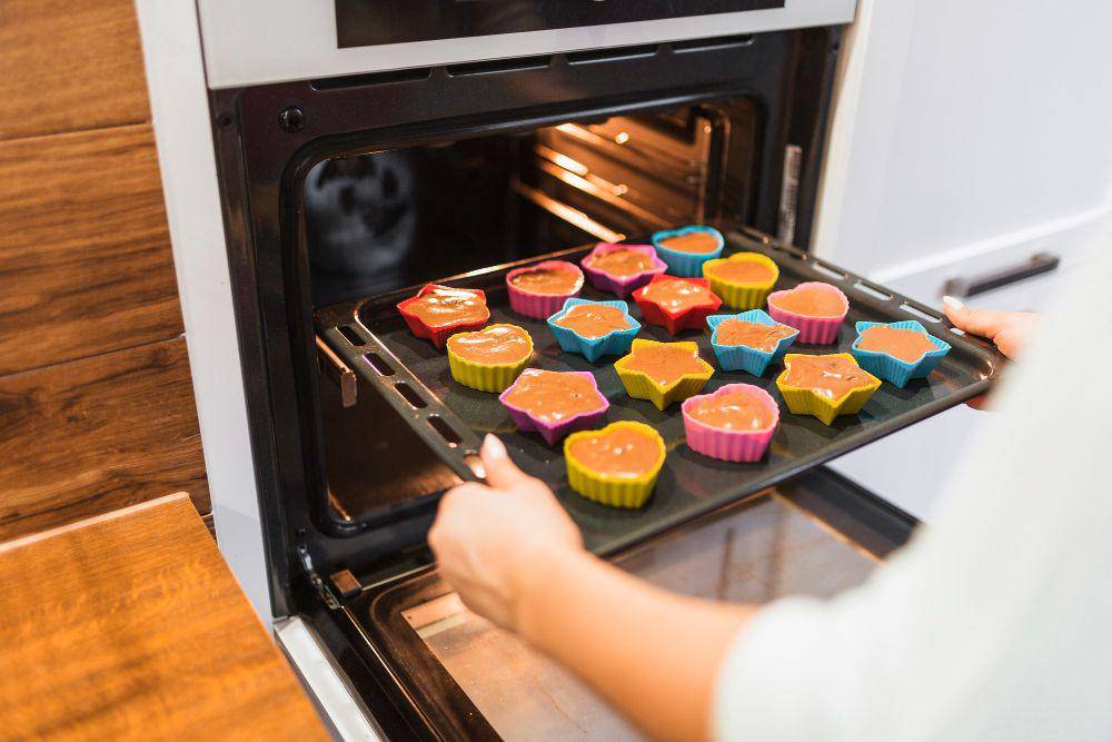 ilustrasi membuat cup cake menggunakan oven konveksi (freepik.com/freepik)