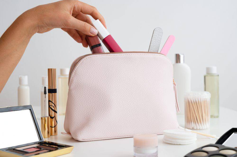 ilustrasi produk makeup dalam pouch (freepik.com/freepik)