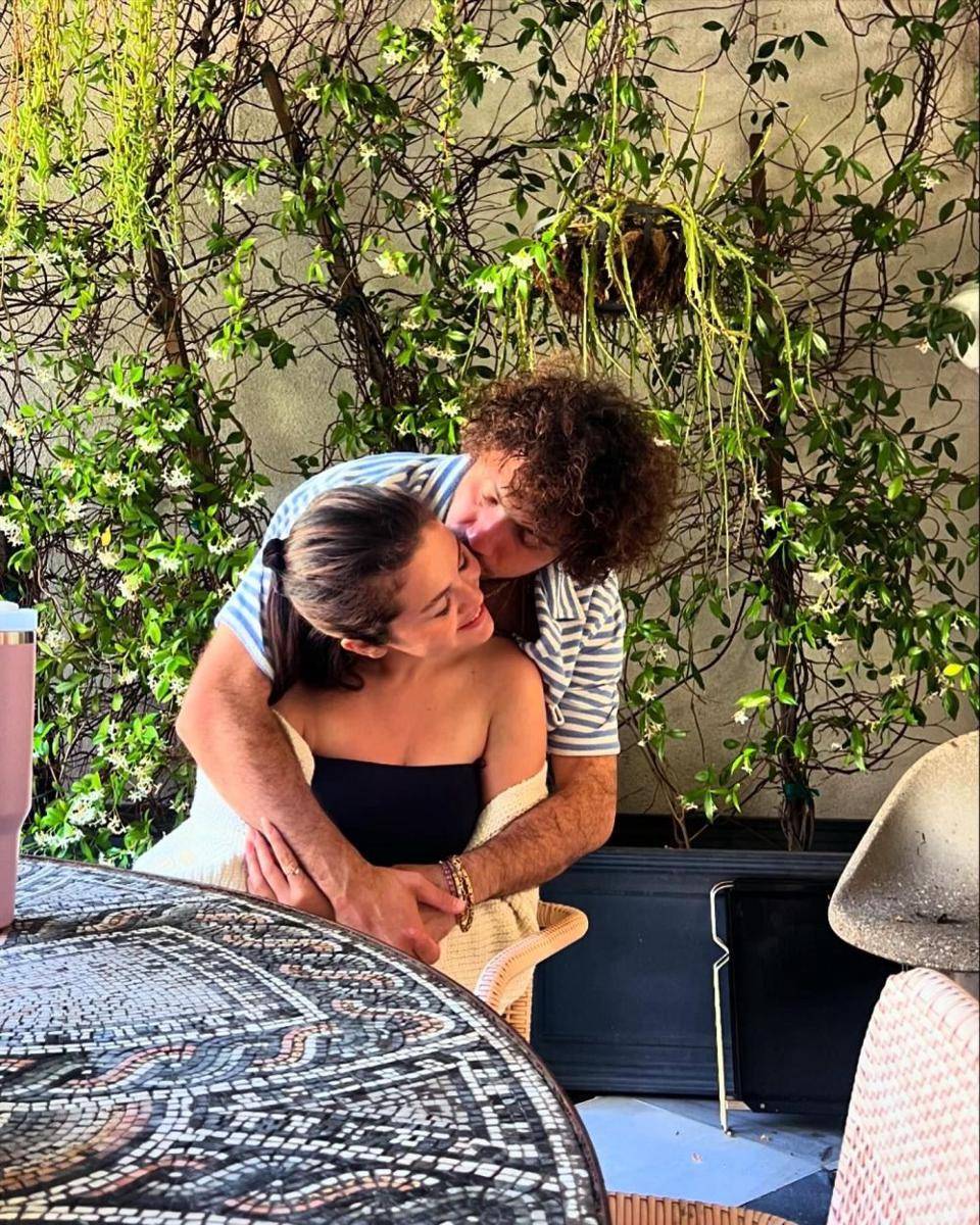 potret mesra Selena Gomez dan pacar (instagram.com/selenagomez)