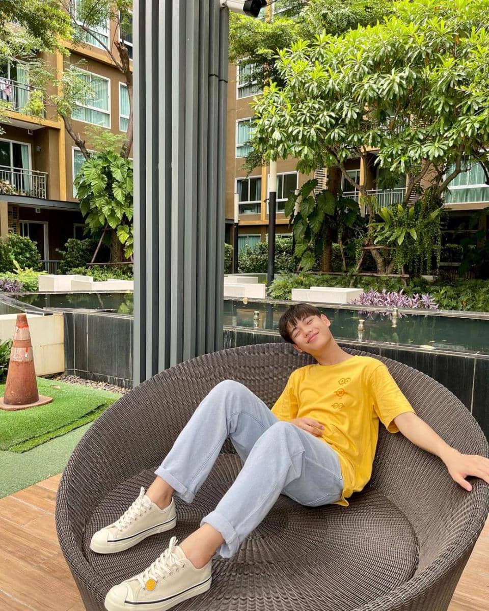 outfit nongkrong di kafe ala Earth Nanthawat (instagram.com/earth_np_)