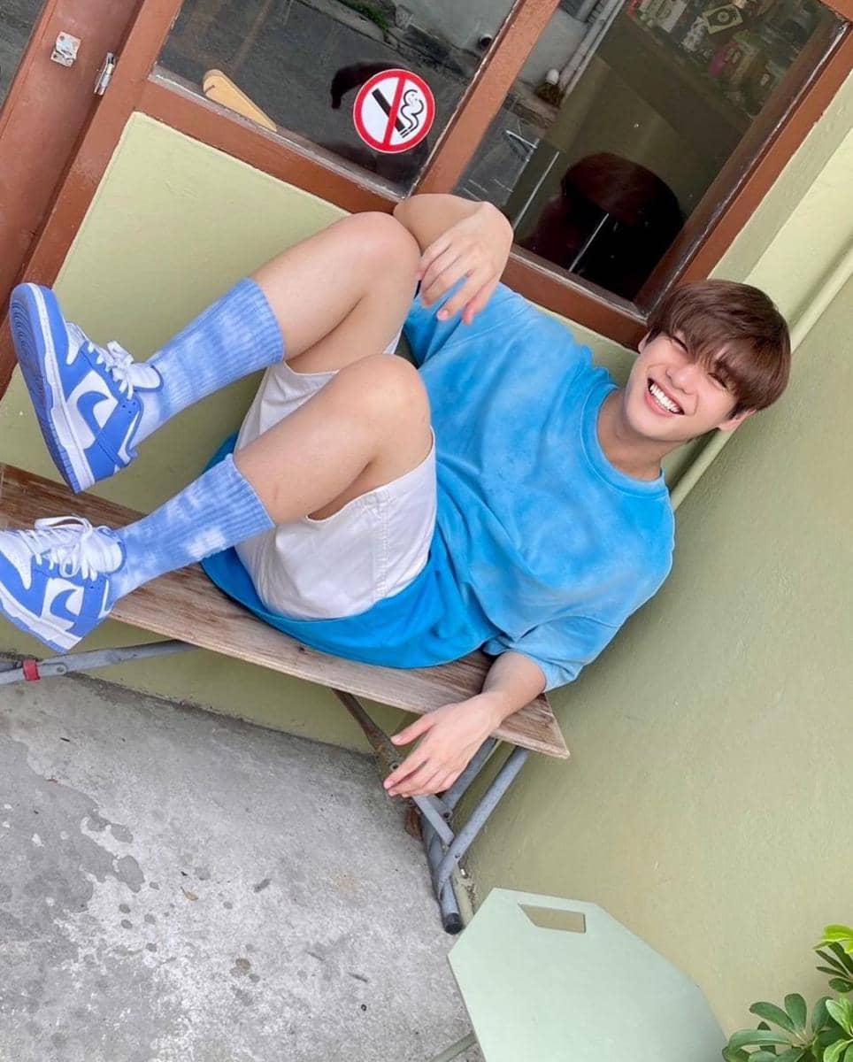 outfit nongkrong di kafe ala Earth Nanthawat (instagram.com/earth_np_)