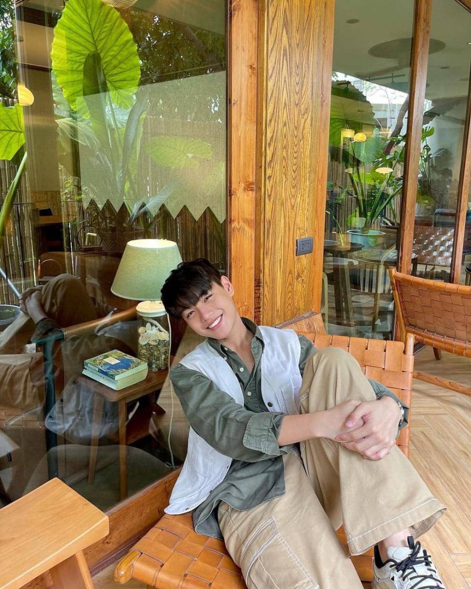 outfit nongkrong di kafe ala Earth Nanthawat (instagram.com/earth_np_)