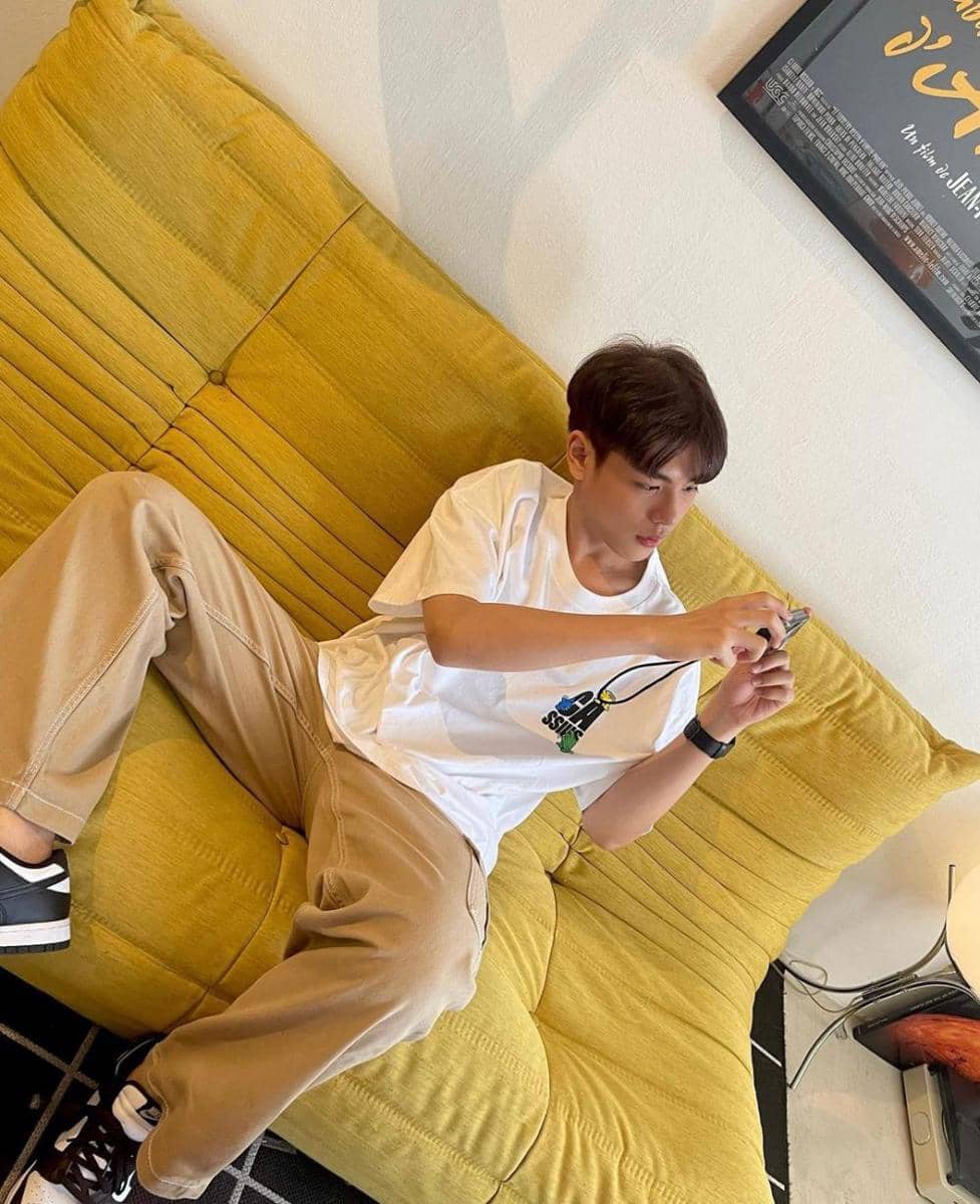 outfit nongkrong di kafe ala Earth Nanthawat (instagram.com/earth_np_)