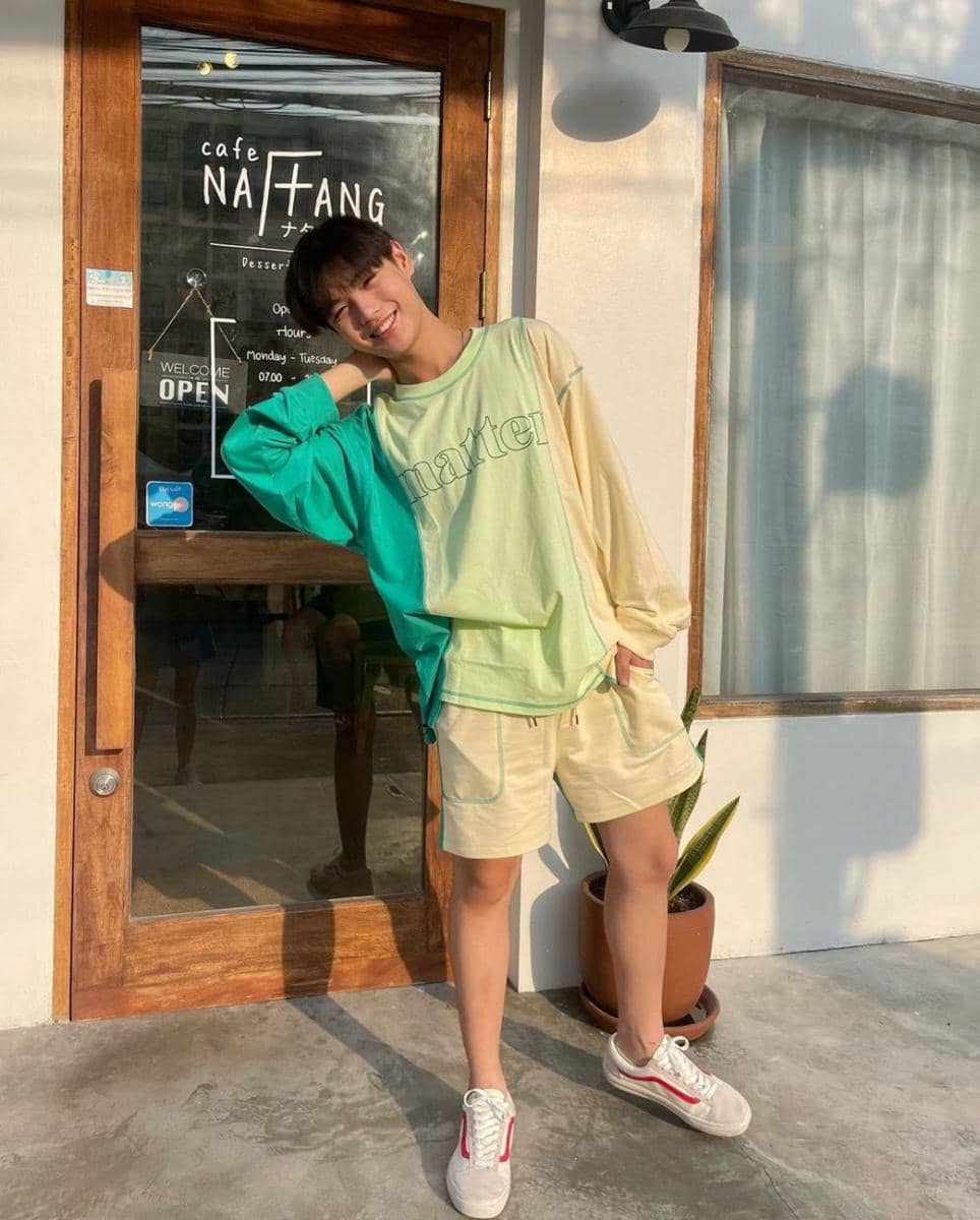 outfit nongkrong di kafe ala Earth Nanthawat (instagram.com/earth_np_)
