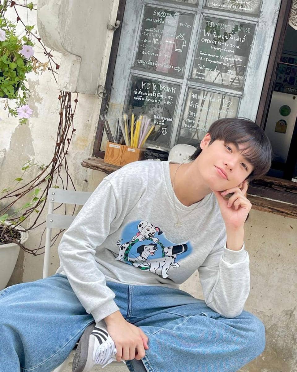 outfit nongkrong di kafe ala Earth Nanthawat (instagram.com/earth_np_)