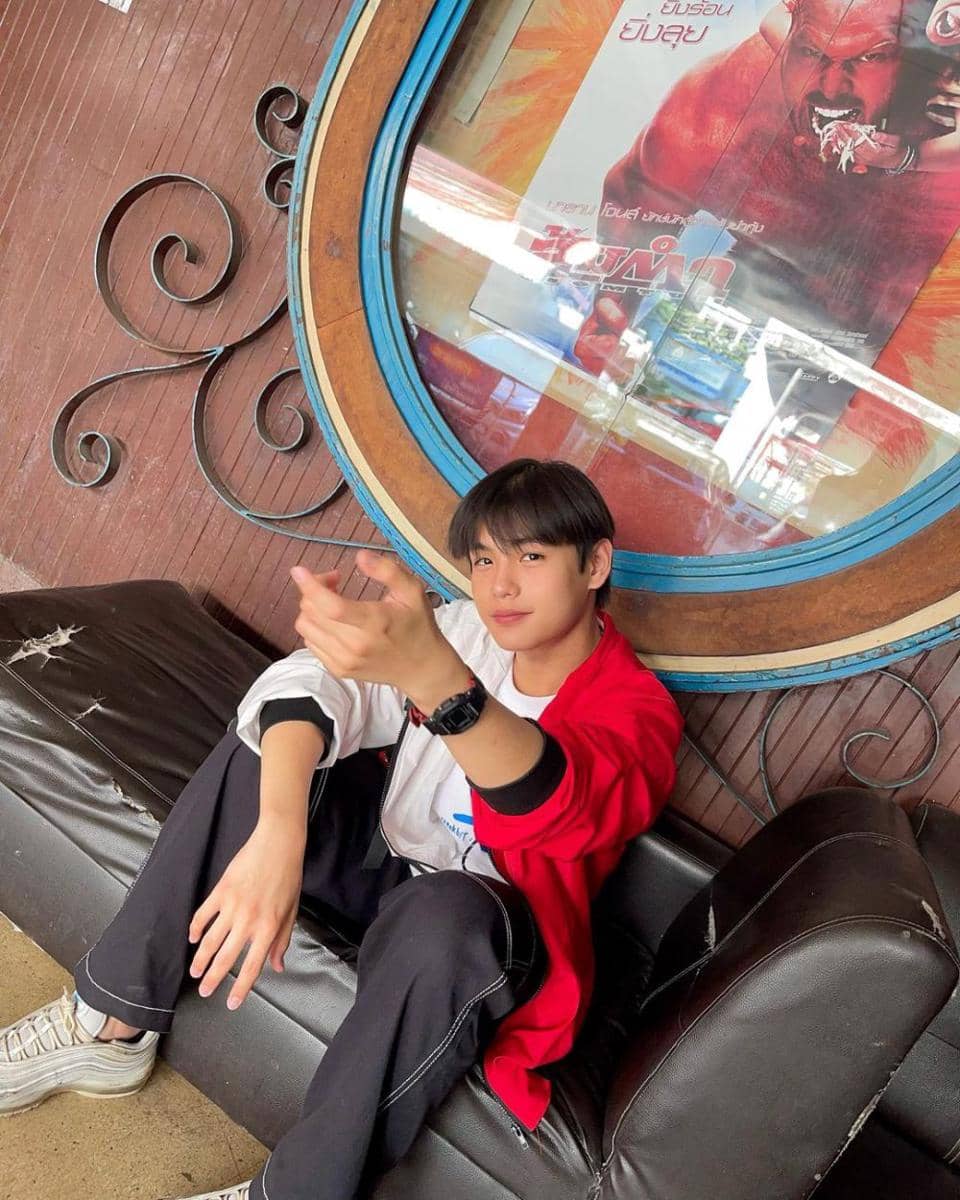 outfit nongkrong di kafe ala Earth Nanthawat (instagram.com/earth_np_)