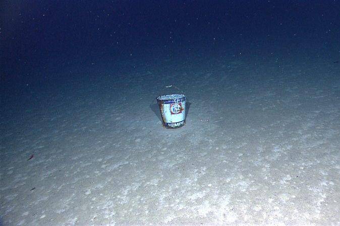 sampah laut berupa sebuah ember yang berada di laut dalam (commons.wikimedia.org/NOAA Okeanos Explorer Program/Mid-Cayman Rise Expedition 2011)