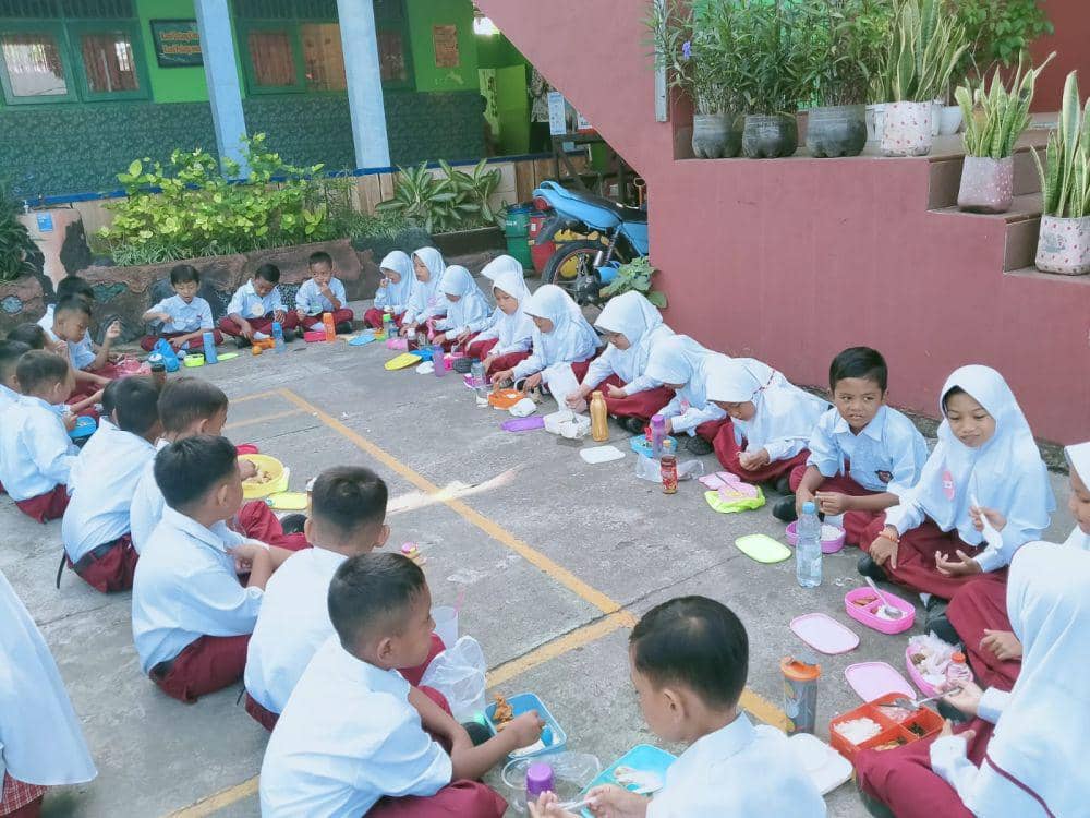 Para siswa duduk melingar saat menyantap bekalnya. (IDN Times/Dok SDN Tugurejo Semarang)