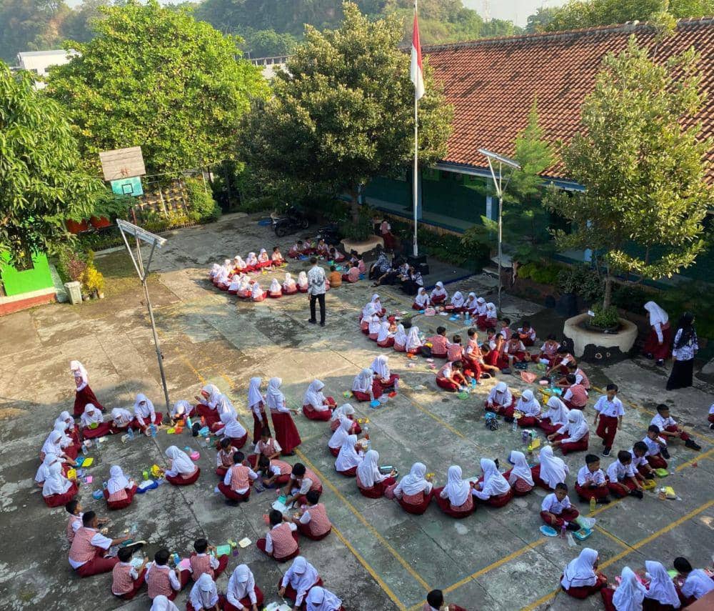 Setiap siswa dibagi beberapa kelompok untuk membentuk lingkaran saat menyantap bekal di halaman sekolah. (IDN Times/Dok SDN Tugurejo Semarang)