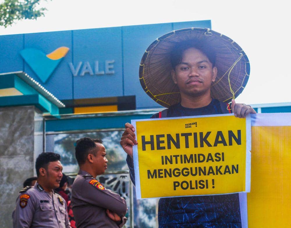 Aksi menolak tambang nikel di depan Kantor PT Vale Indonesia, Makassar, Kamis (25/7/2024). (Dok. WALHI Sulsel)