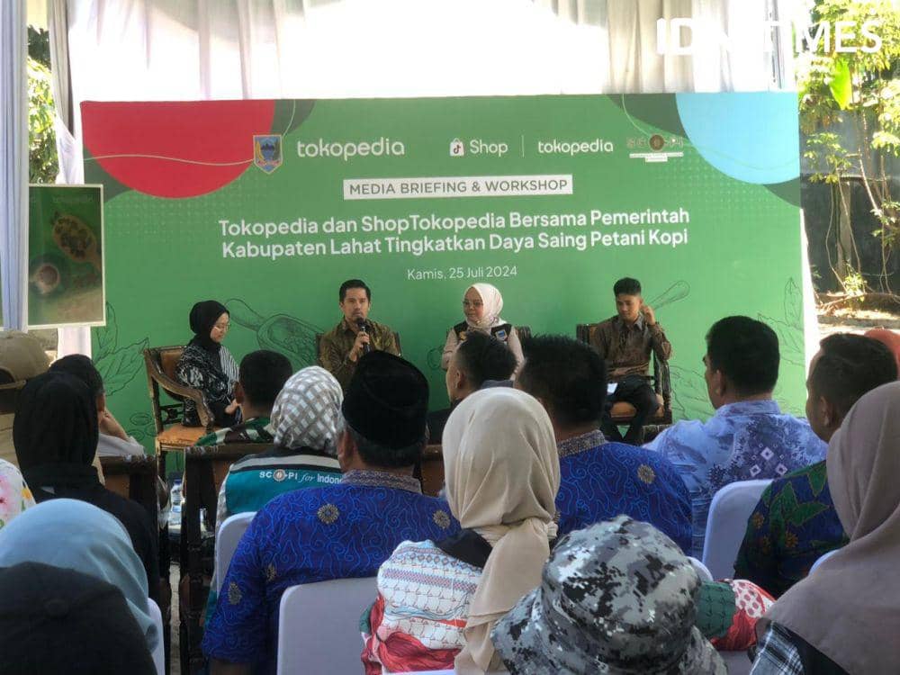 Workshop Tokopedia dan Shop Tokopedia bersama petani di Lahat (IDN Times/Rangga Erfizal)