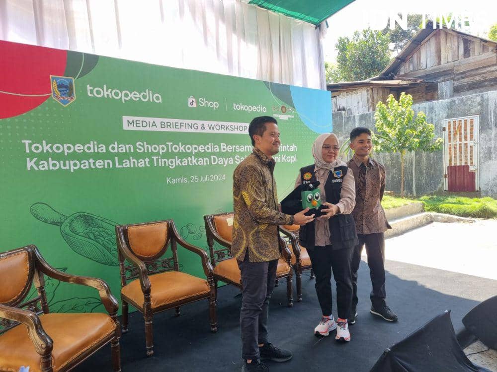 Workshop Tokopedia dan Shop Tokopedia bersama petani di Lahat (IDN Times/Rangga Erfizal)