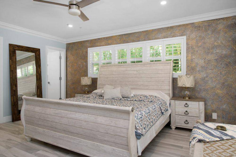 cat kamar warna netral (pexels.com/Barion McQueen)
