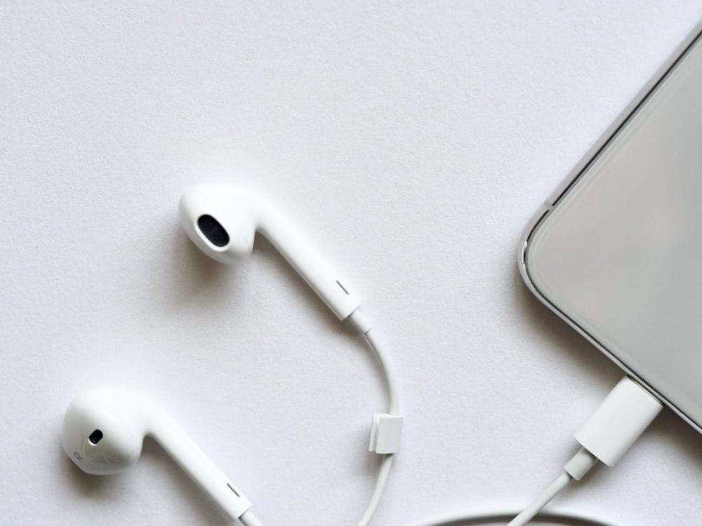 ilustrasi earphone (pexels.com/Jess Bailey Designs)