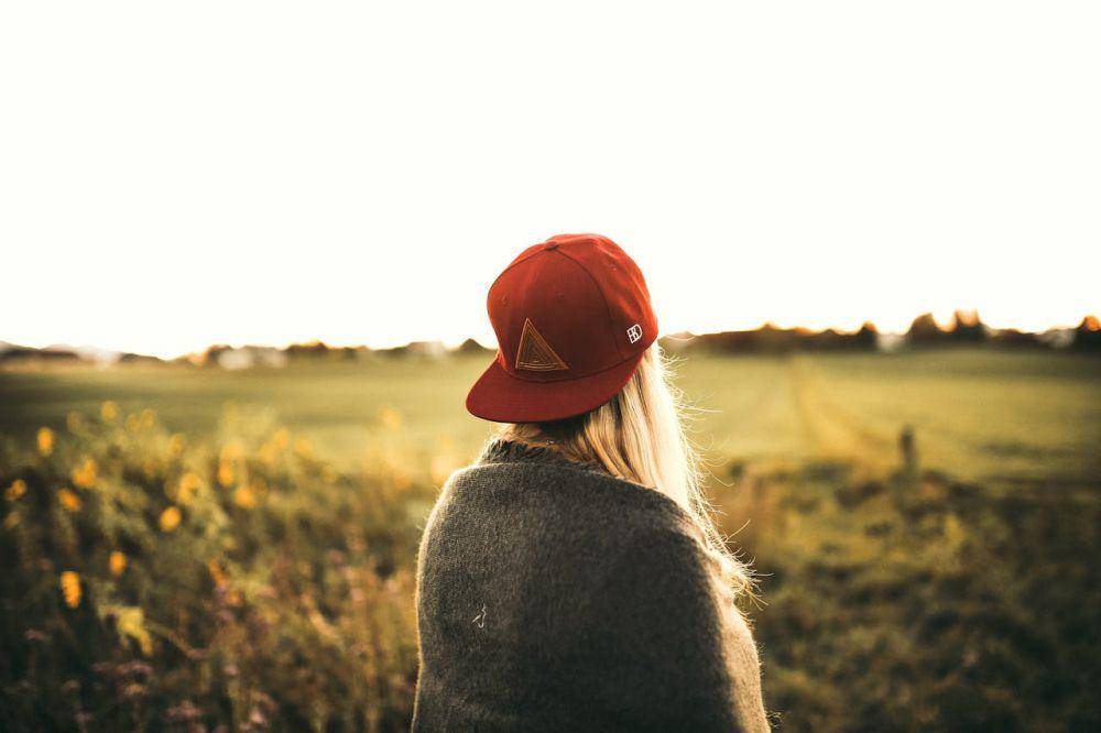 ilustrasi seseorang memakai topi (pexels.com/Tobi)