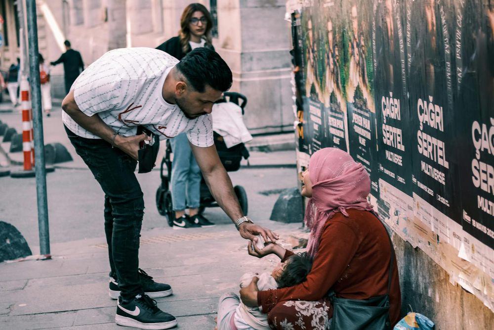 ilustrasi memberikan sedekah (pexels.com/Said)