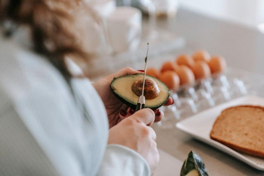 Waspadai Avocado Hand, Luka akibat Memotong Alpukat