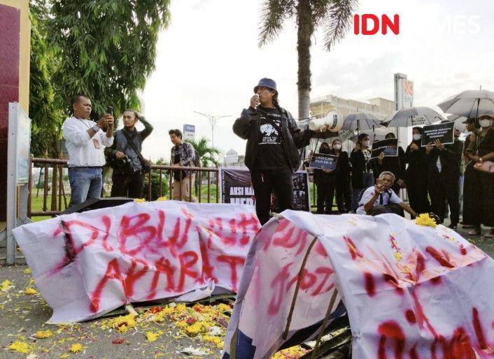 Massa aksi buat keranda di depan Polda Sumut (IDN Times/Eko Agus Herianto)