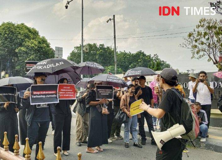 Cristison saat berorasi di hadapan massa aksi (IDN Times/Eko Agus Herianto)