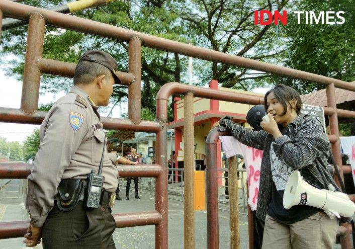 Massa aksi geruduk Polda Sumut, minta usut tuntas kasus kematian Sempurna Pasaribu (IDN Times/Eko Agus Herianto)