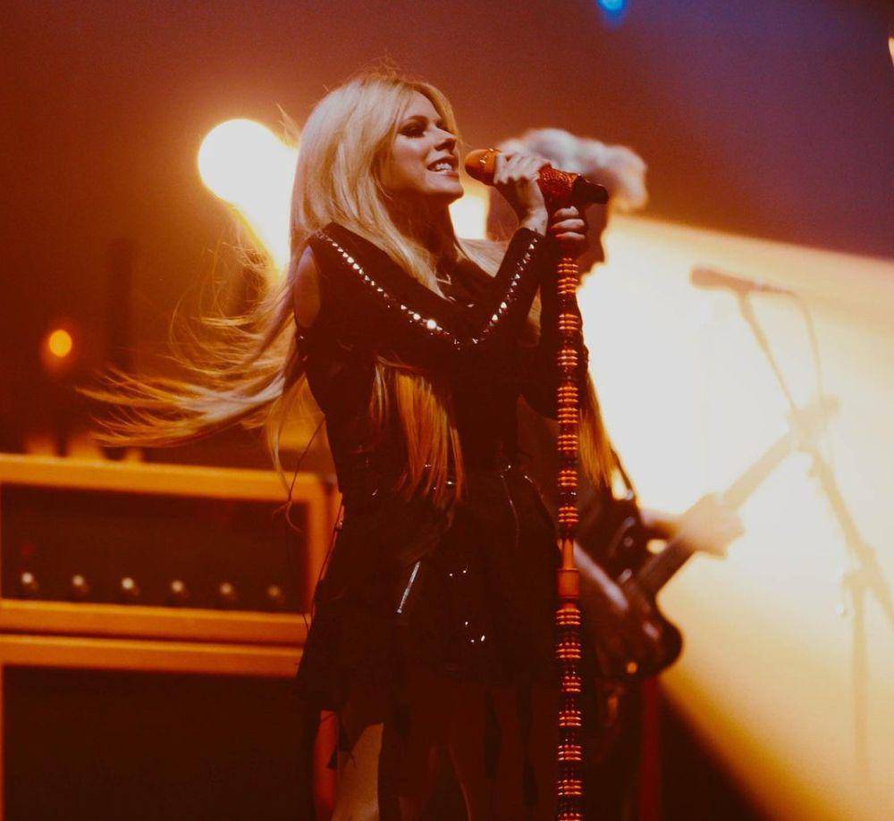 potret Avril Lavigne saat tampil di panggung (instagram.com/avrillavigne)